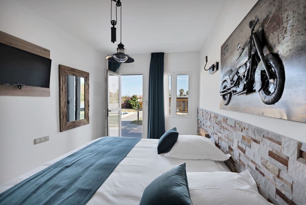 16 soverom Villa til salgs i El Chaparral med svømmebasseng garasje - € 3 500 000 (Ref: 9160865)