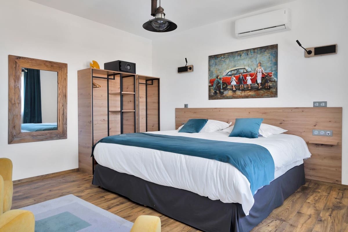 16 soverom Villa til salgs i El Chaparral med svømmebasseng garasje - € 3 500 000 (Ref: 9160865)