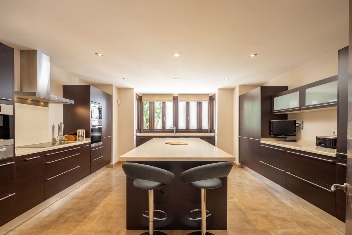 6 sypialnia Willa na sprzedaż w Los Flamingos z basenem garażem - 6 900 000 € (Ref: 9163562)