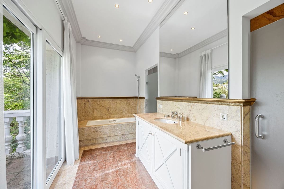 9 sypialnia Willa na sprzedaż w Marbella z basenem garażem - 7 900 000 € (Ref: 9165602)