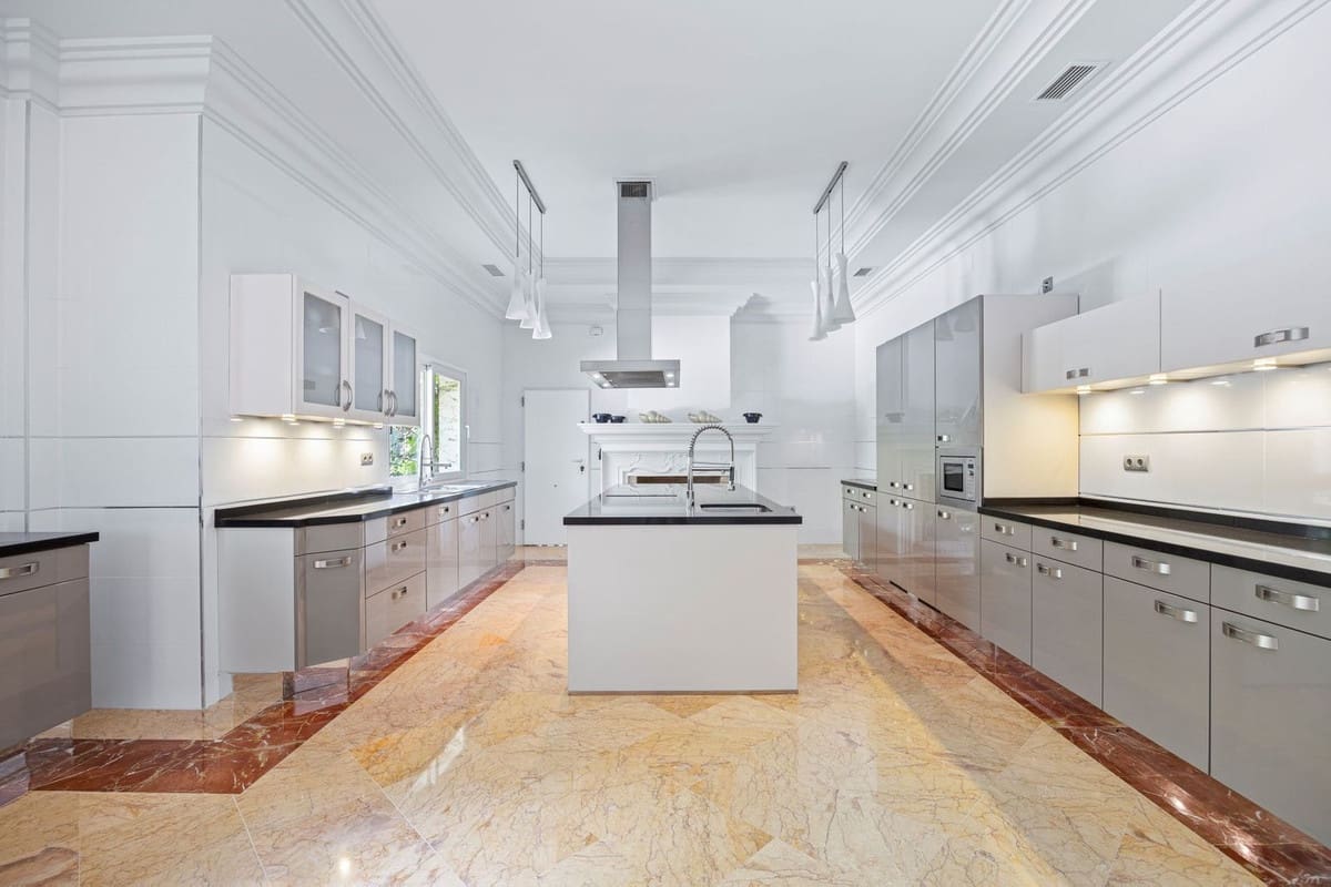 9 sypialnia Willa na sprzedaż w Marbella z basenem garażem - 7 900 000 € (Ref: 9165602)