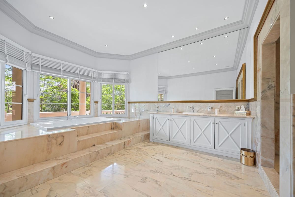 9 sypialnia Willa na sprzedaż w Marbella z basenem garażem - 7 900 000 € (Ref: 9165602)