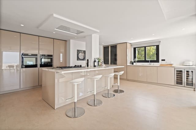 5 soveværelse Villa til salg i Las Brisas, Marbella med swimmingpool - € 4.950.000 (Ref: 9173278)