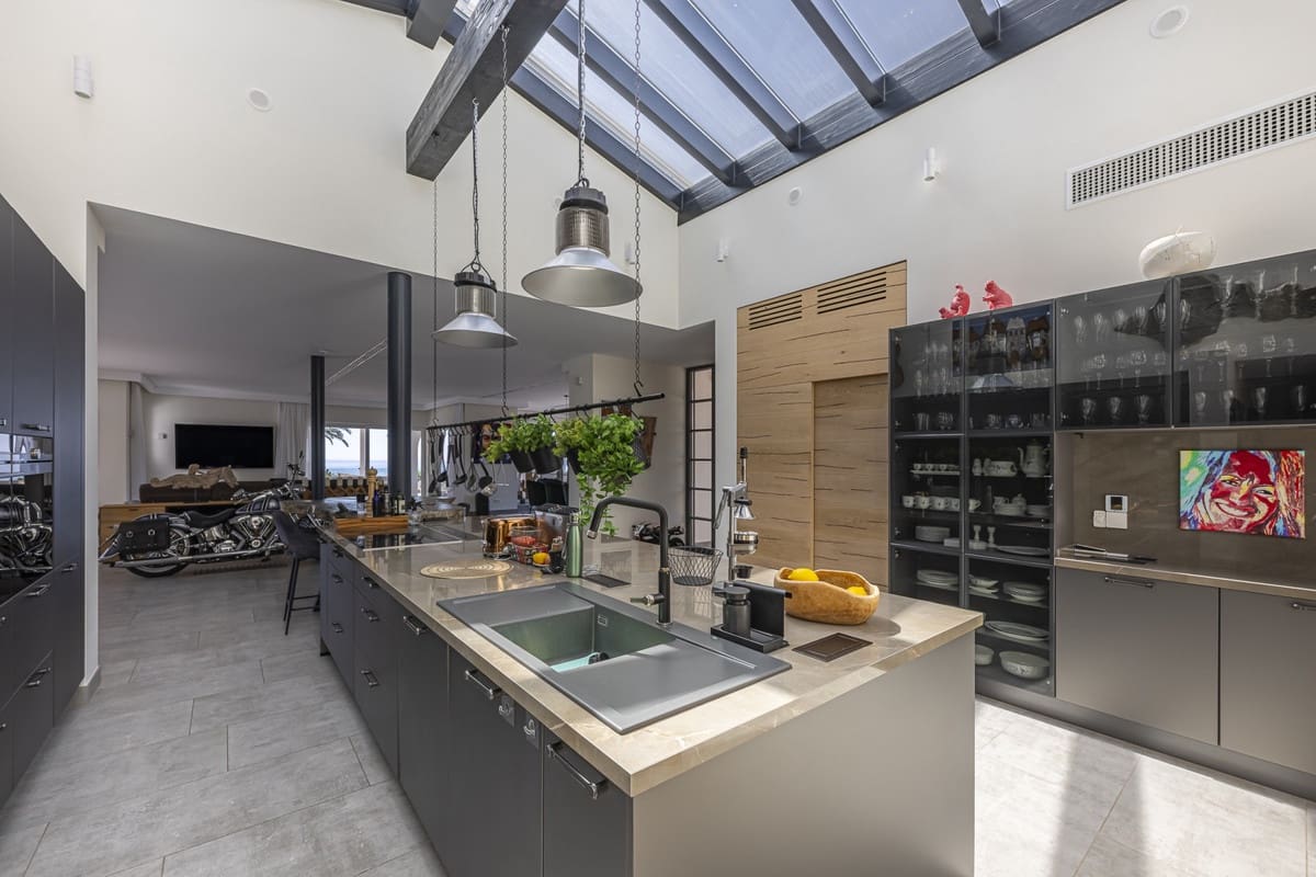 7 bedroom Villa for sale in Elviria with pool - € 6,800,000 (Ref: 9177689)