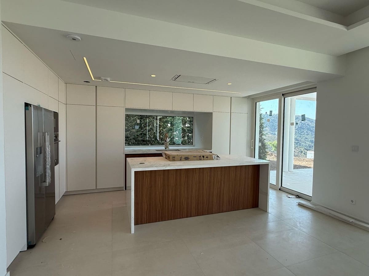 6 soverom Villa til salgs i Marbella med svømmebasseng garasje - € 4 400 000 (Ref: 9180846)