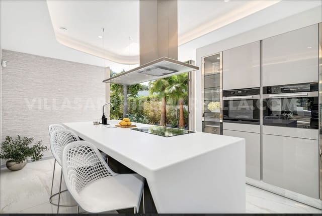 6 sypialnia Willa na sprzedaż w Los Monteros, Marbella z basenem garażem - 12 500 000 € (Ref: 9183395)