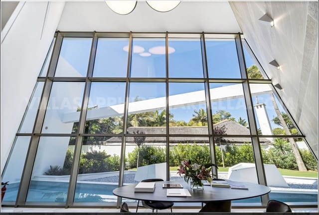 6 sypialnia Willa na sprzedaż w Los Monteros, Marbella z basenem garażem - 12 500 000 € (Ref: 9183395)