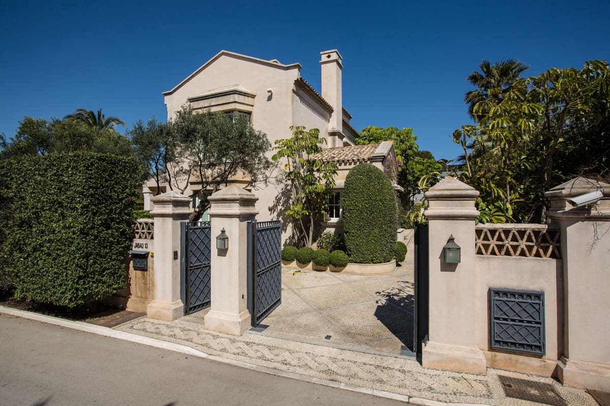 7 bedroom Villa for sale in Los Monteros with pool - € 10,700,000 (Ref: 9183397)