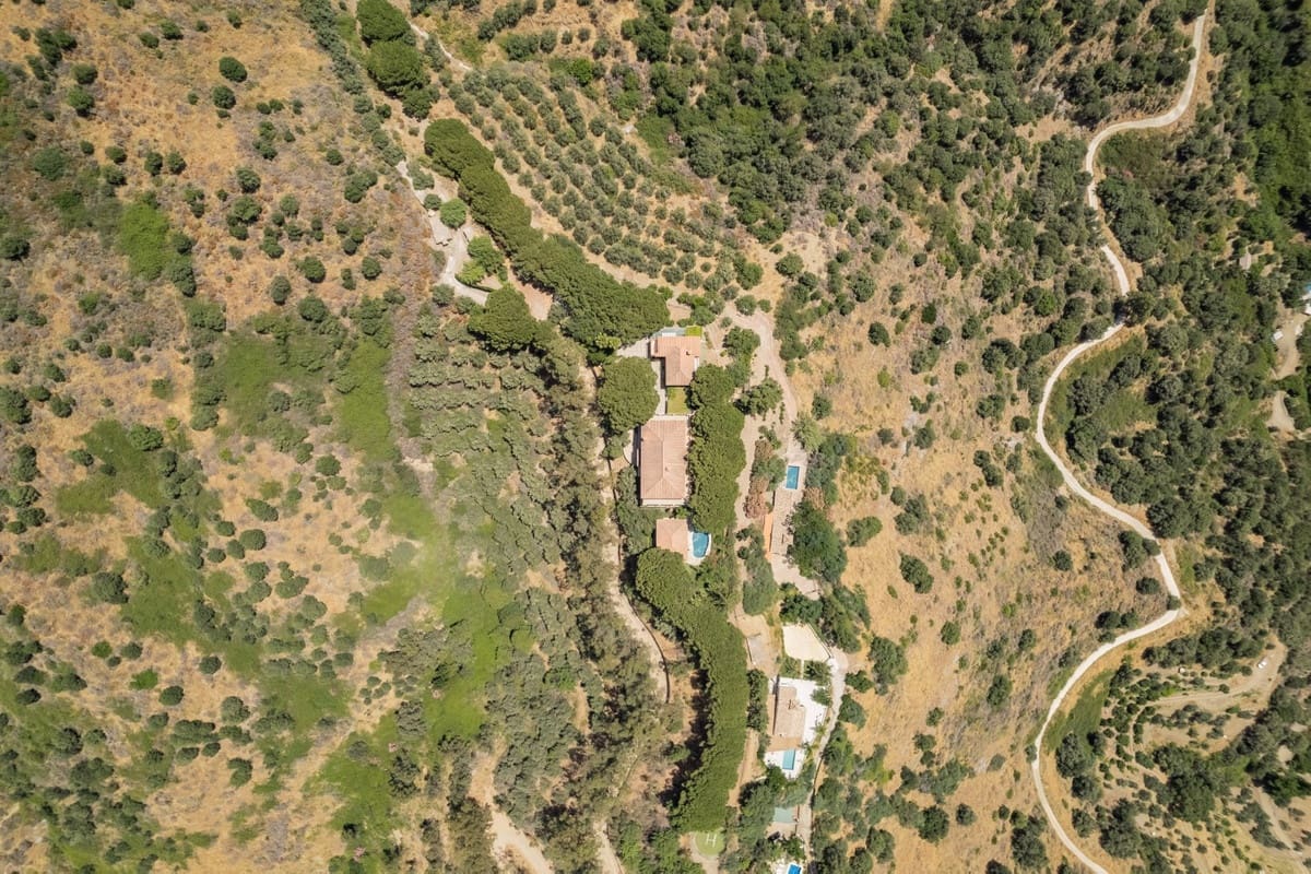 9 soveværelse Villa til salg i Ojen med swimmingpool - € 3.800.000 (Ref: 9185176)