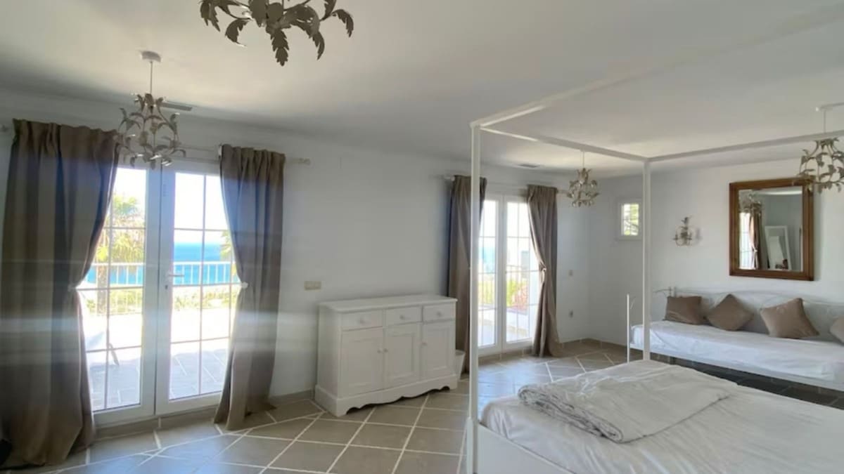 5 soveværelse Villa til salg i La Alcaidesa med swimmingpool garage - € 1.885.000 (Ref: 9185234)