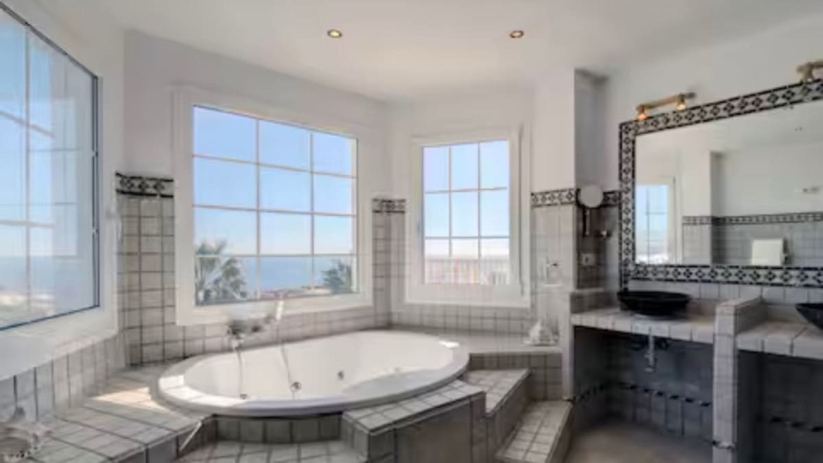 5 soveværelse Villa til salg i La Alcaidesa med swimmingpool garage - € 1.885.000 (Ref: 9185234)