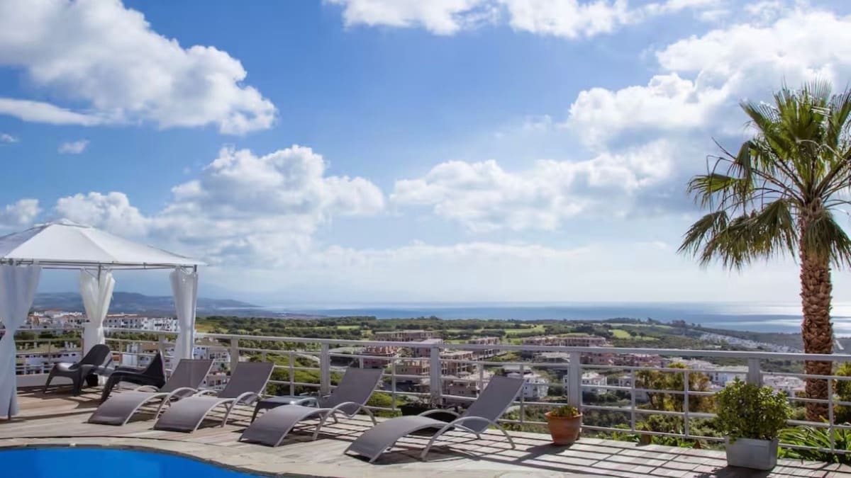 5 soveværelse Villa til salg i La Alcaidesa med swimmingpool garage - € 1.885.000 (Ref: 9185234)