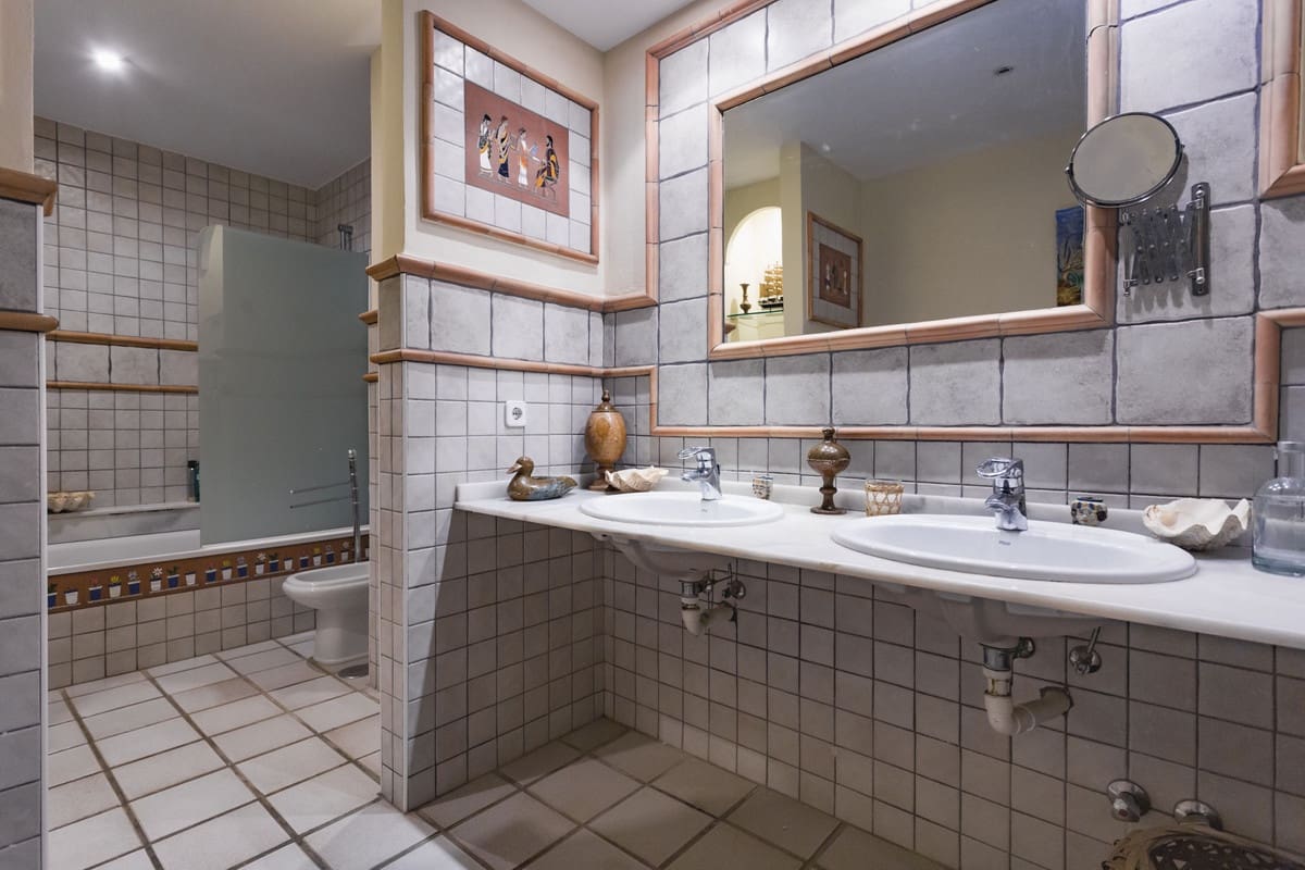 5 soveværelse Villa til salg i San Roque med swimmingpool - € 1.550.000 (Ref: 9188152)