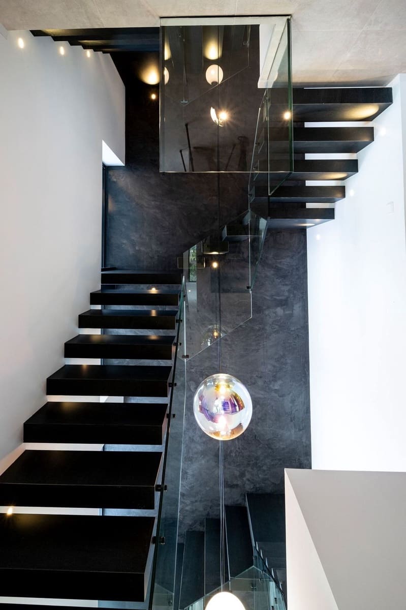 6 makuuhuone Huvila myytävänä paikassa El Paraiso mukana uima-altaan 
autotalli - 7 200 000 € (Ref: 9189093)