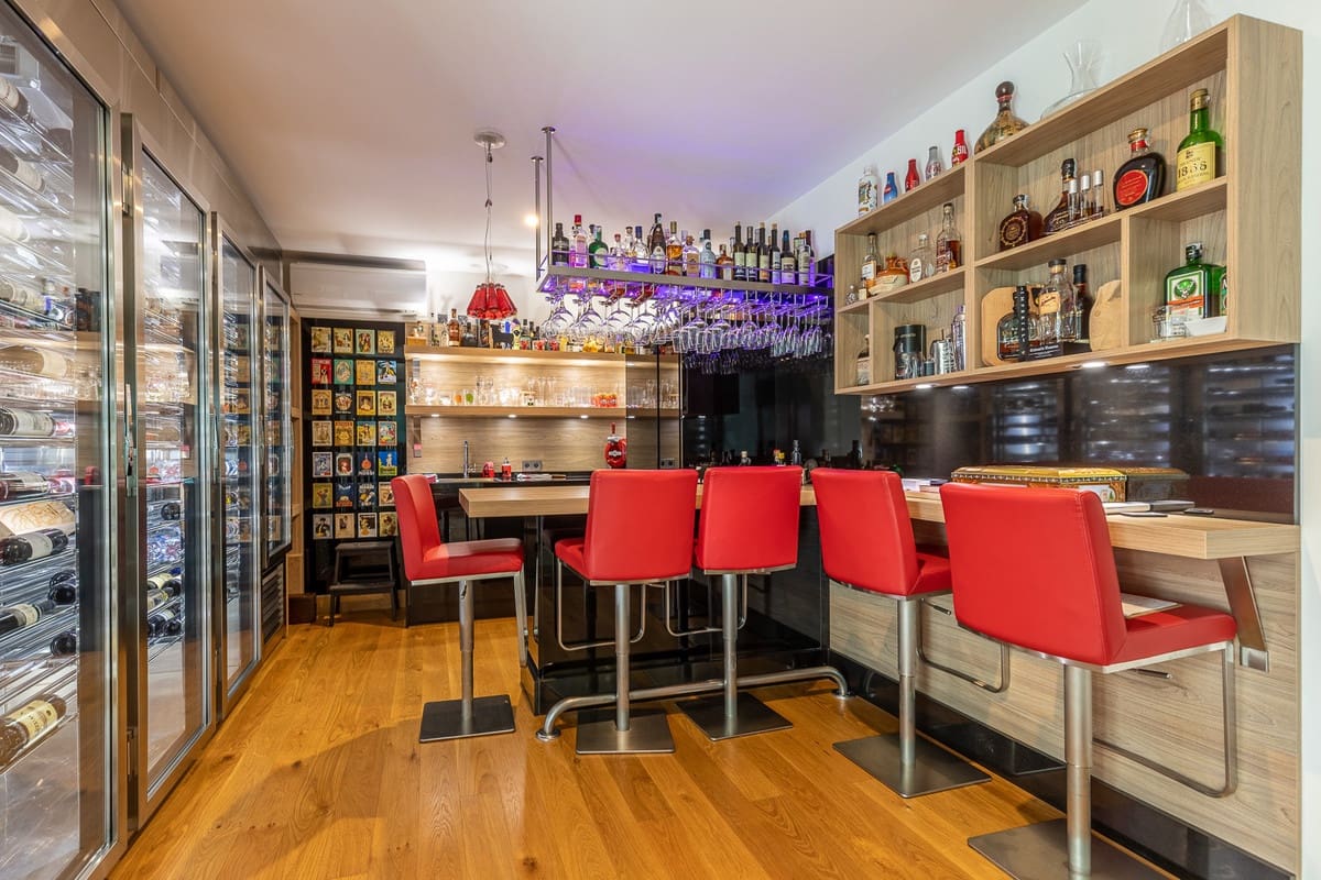 8 soverom Villa til salgs i Malaga by med svømmebasseng - € 15 000 000 (Ref: 9189587)