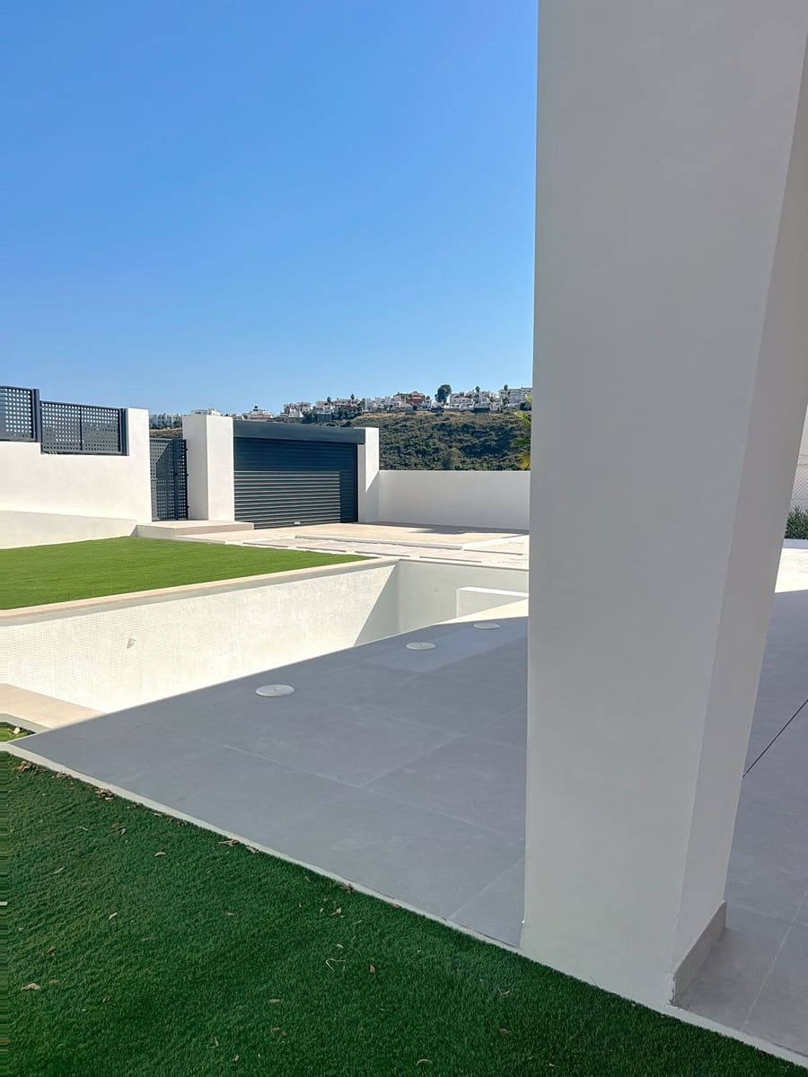 4 bedroom Villa for sale in Manilva with pool - € 1,395,000 (Ref: 9190905)