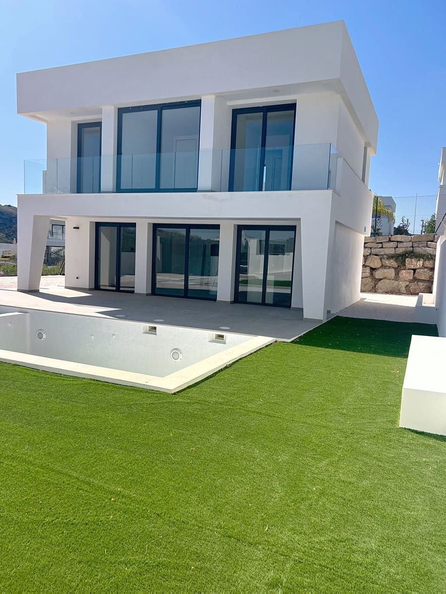 4 bedroom Villa for sale in Manilva with pool - € 1,395,000 (Ref: 9190905)