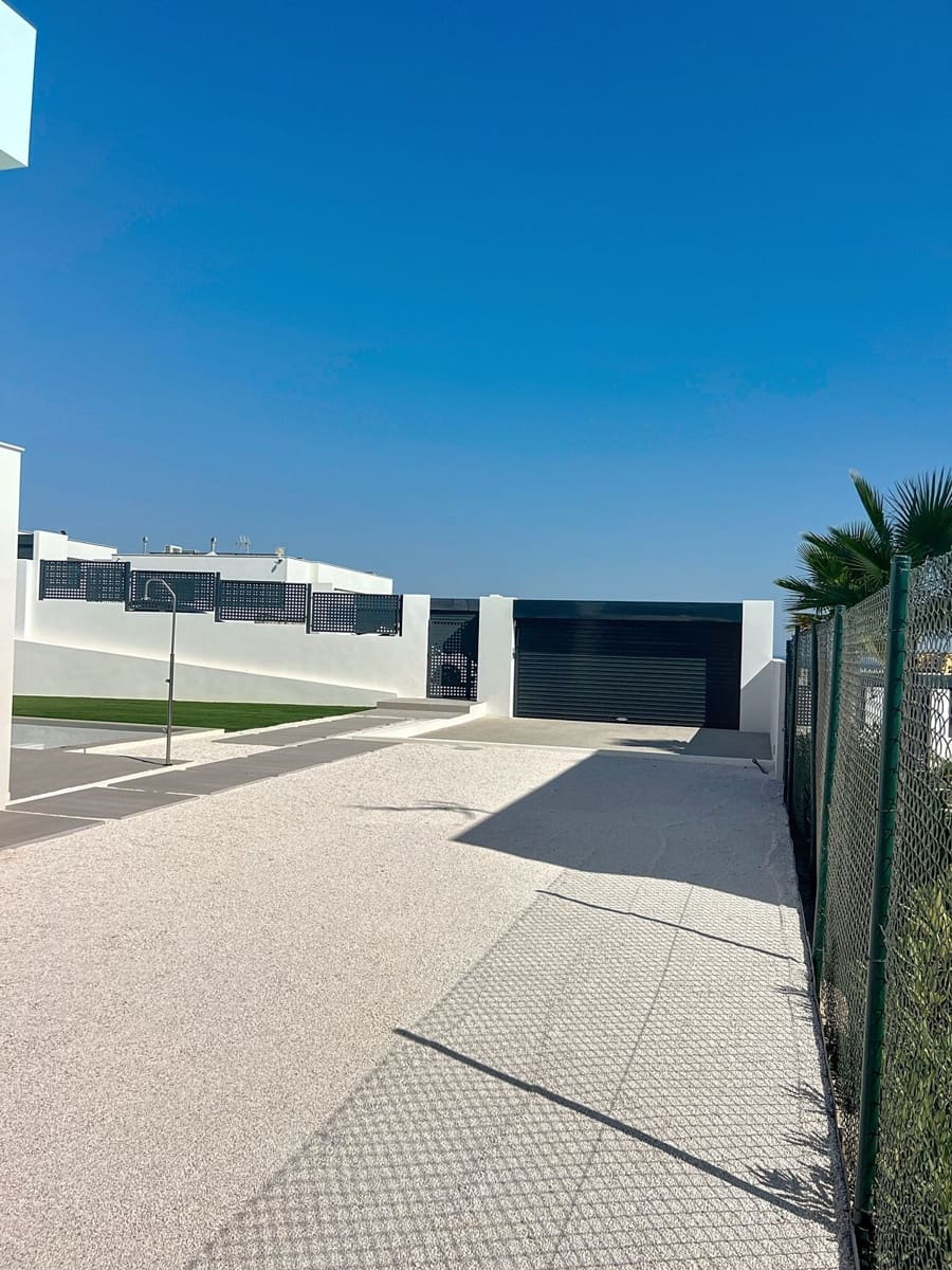 4 bedroom Villa for sale in Manilva with pool - € 1,395,000 (Ref: 9190905)