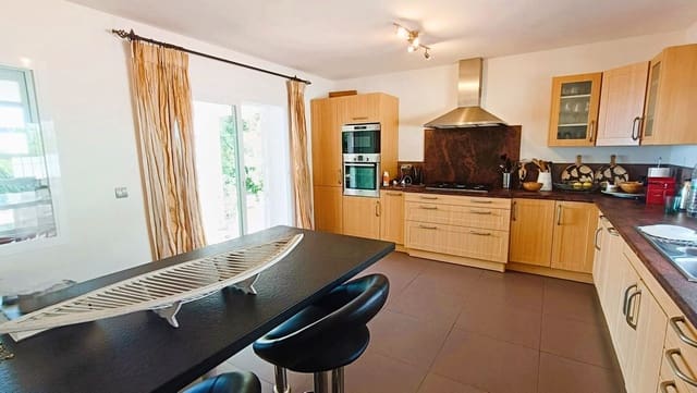 5 sovrum Villa till salu i Manilva Pueblo, Manilva med pool - 1 395 000 € (Ref: 9197584)