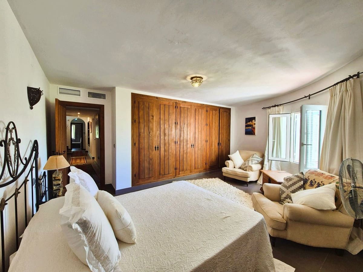 5 sovrum Villa till salu i Manilva med pool - 1 395 000 € (Ref: 9197584)