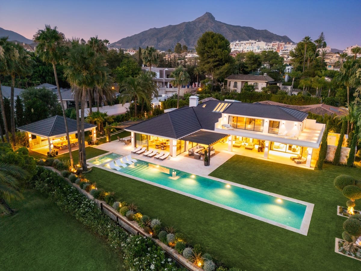 7 sovrum Villa till salu i Nueva Andalucia med pool - 19 500 000 € (Ref: 9202267)