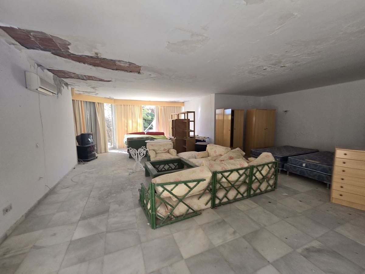 6 bedroom Villa for sale in Marbella with pool garage - € 3,200,000 (Ref: 9204339)