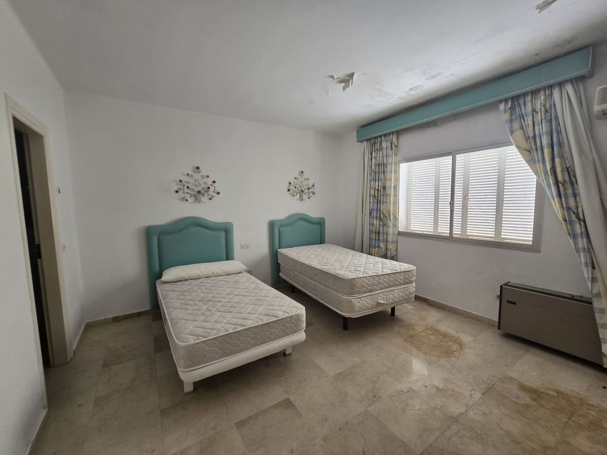 6 bedroom Villa for sale in Marbella with pool garage - € 3,200,000 (Ref: 9204339)