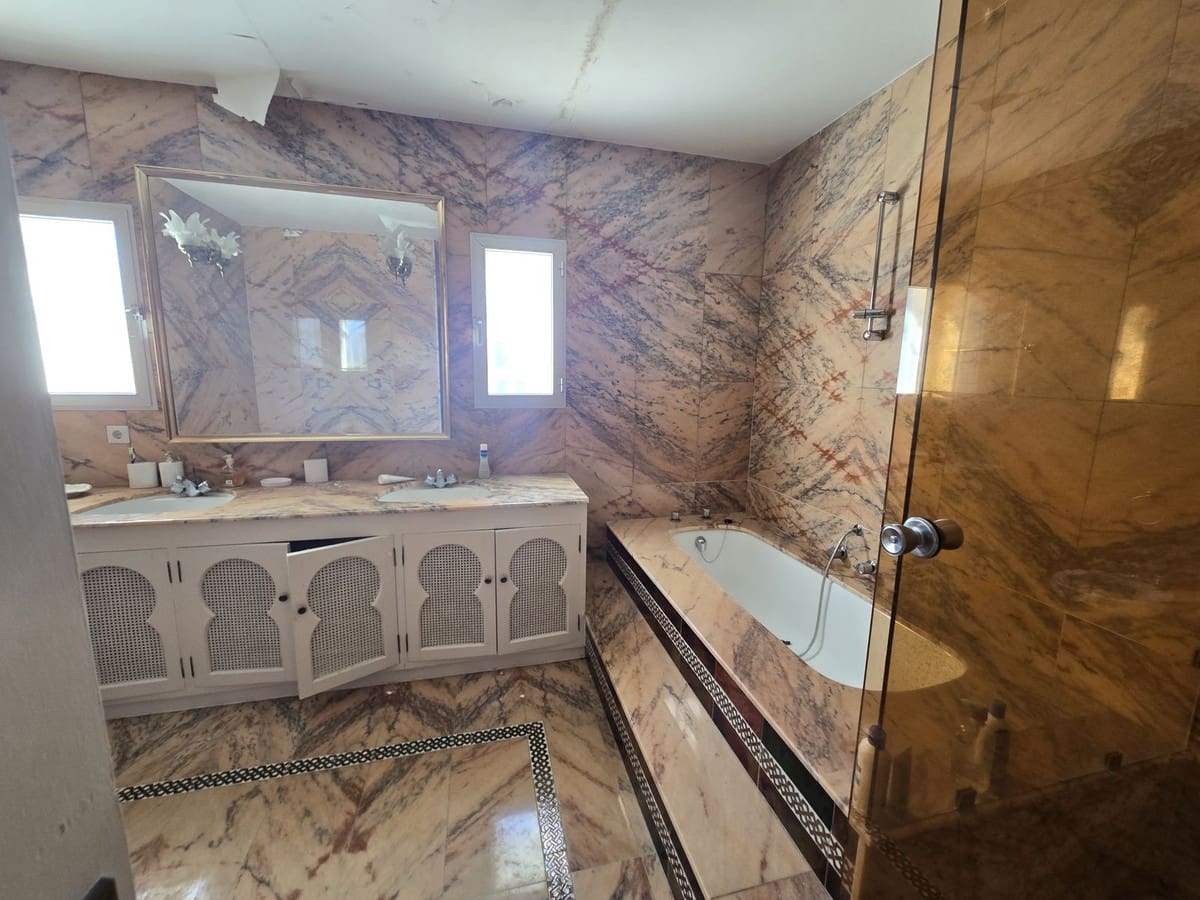 6 bedroom Villa for sale in Marbella with pool garage - € 3,200,000 (Ref: 9204339)