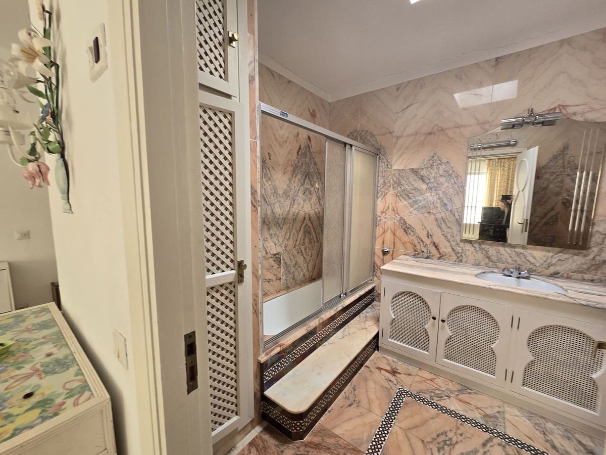 6 bedroom Villa for sale in Marbella with pool garage - € 3,200,000 (Ref: 9204339)