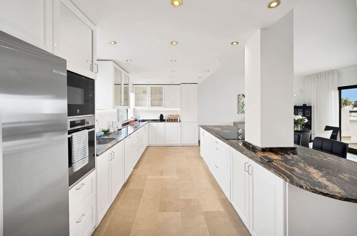 3 soveværelse Penthouse til salg i Golden Mile med swimmingpool garage - € 4.695.000 (Ref: 9206347)