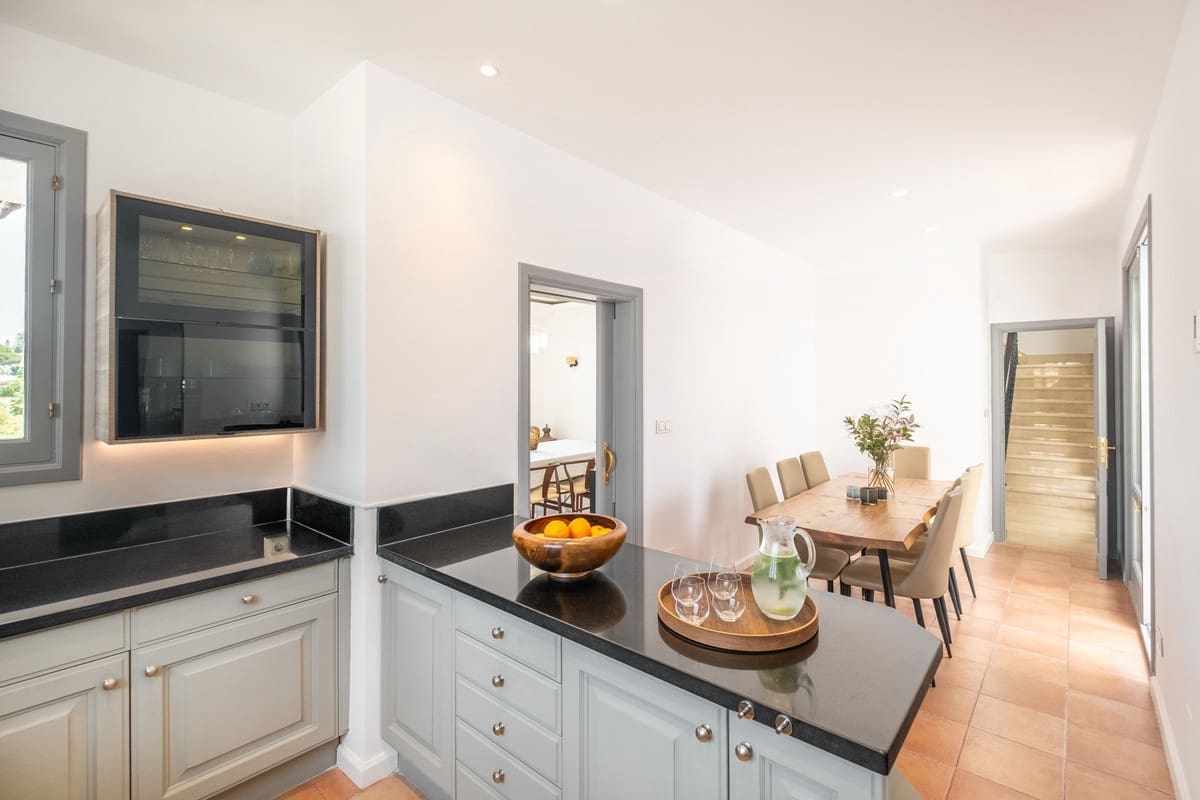 7 soverom Villa til salgs i Aloha Golf med svømmebasseng - € 5 500 000 (Ref: 9230413)