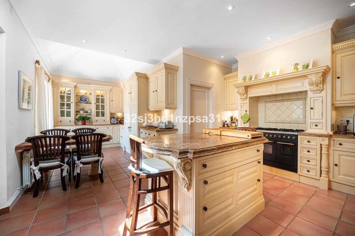 5 bedroom Villa for sale in Sotogrande with pool garage - € 2,850,000 (Ref: 9256875)