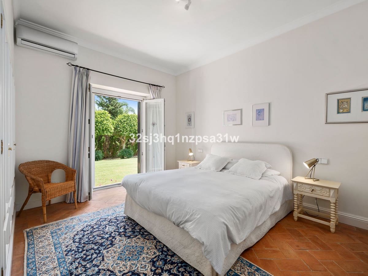 5 bedroom Villa for sale in Sotogrande with pool garage - € 2,850,000 (Ref: 9256875)