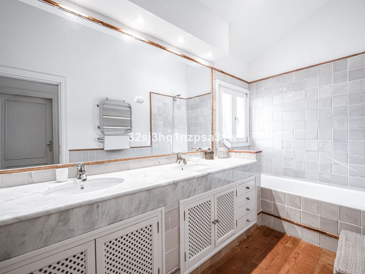 5 bedroom Villa for sale in Sotogrande with pool garage - € 2,850,000 (Ref: 9256875)