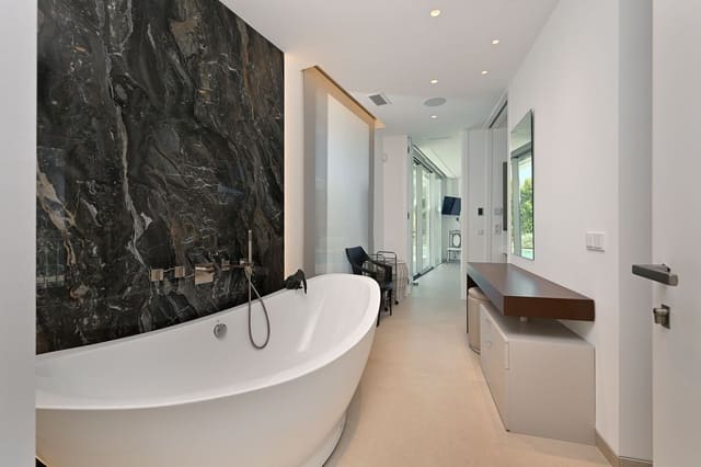 6 bedroom Villa for sale in Marbesa, Marbella with pool garage - € 3,500,000 (Ref: 9256886)