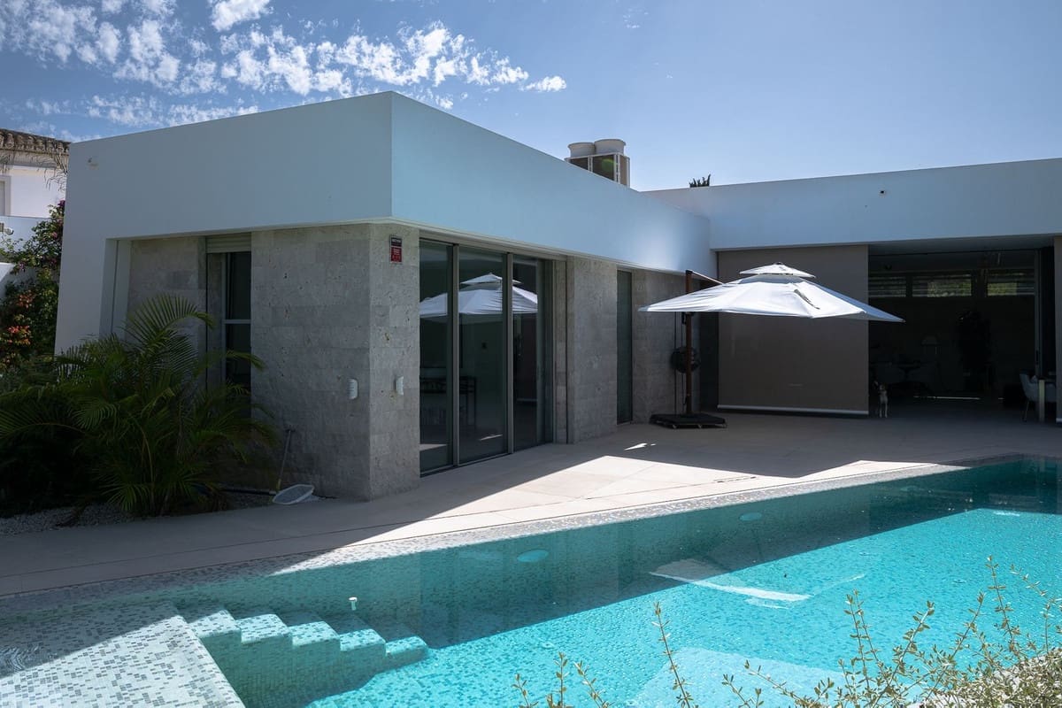 6 bedroom Villa for sale in Marbesa with pool garage - € 3,500,000 (Ref: 9256886)