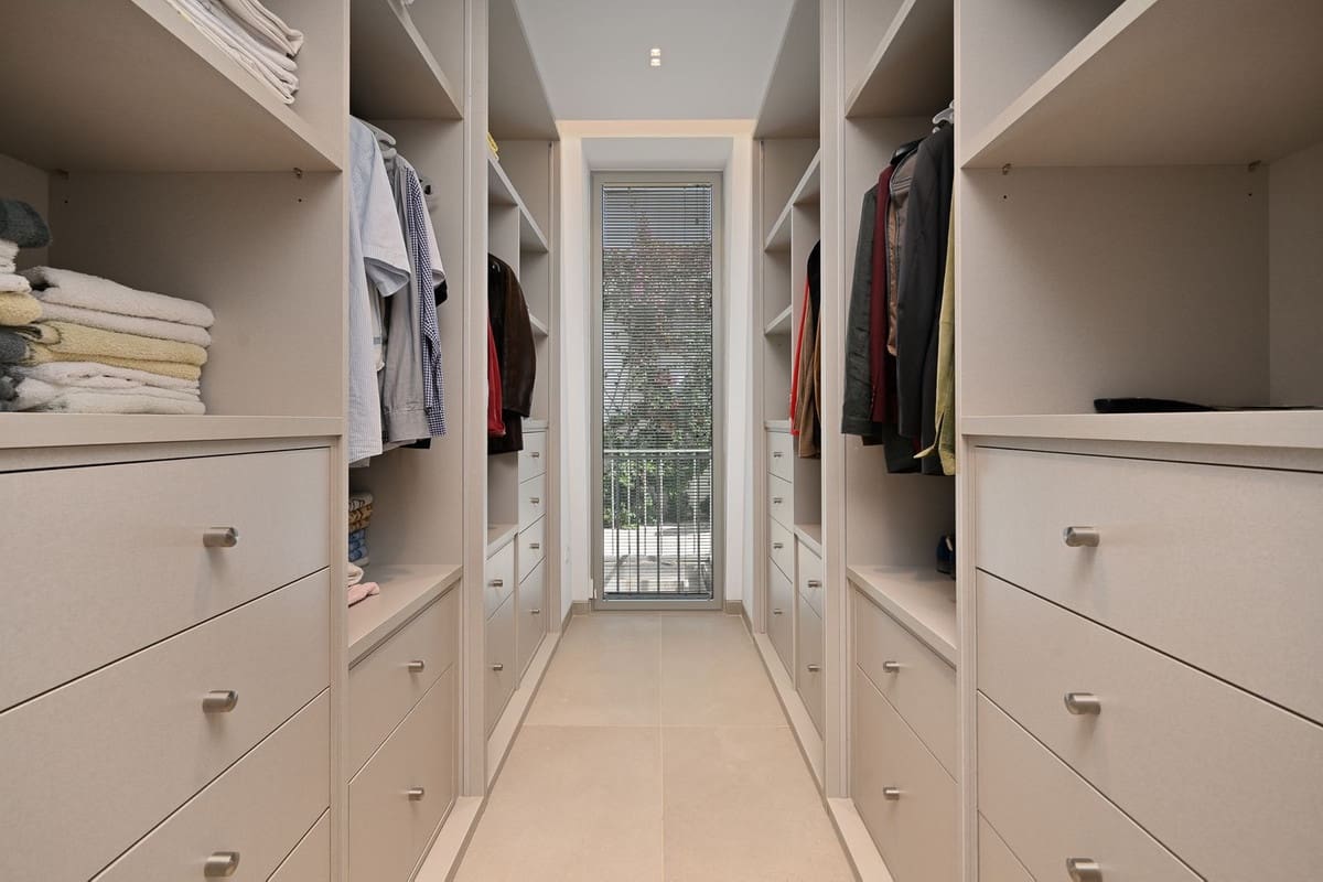 6 bedroom Villa for sale in Marbesa with pool garage - € 3,500,000 (Ref: 9256886)