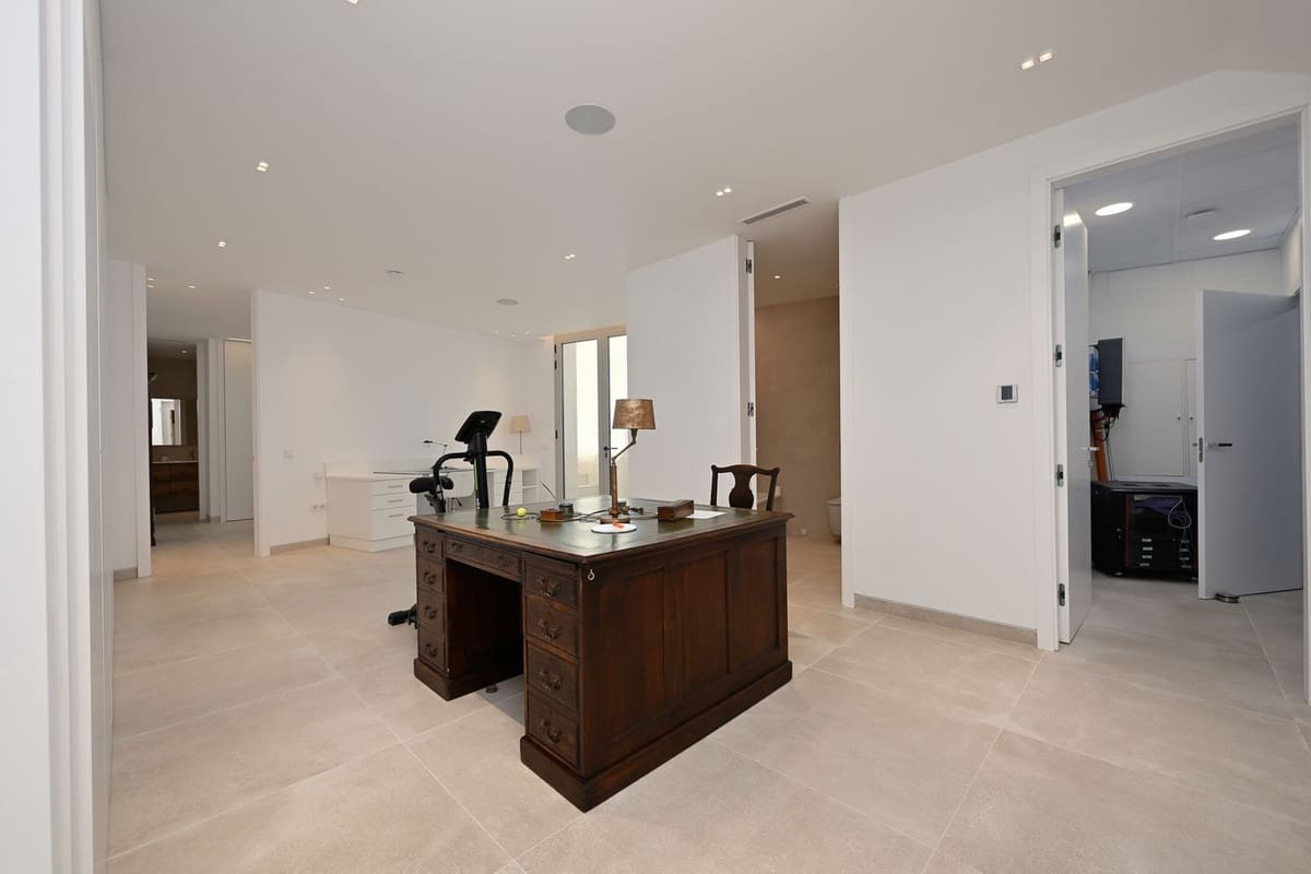 6 bedroom Villa for sale in Marbesa with pool garage - € 3,500,000 (Ref: 9256886)