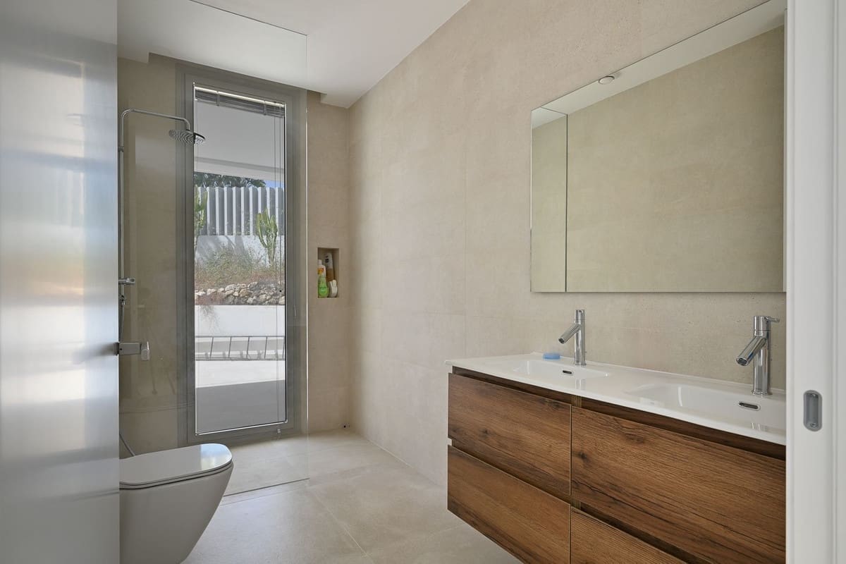 6 bedroom Villa for sale in Marbesa with pool garage - € 3,500,000 (Ref: 9256886)