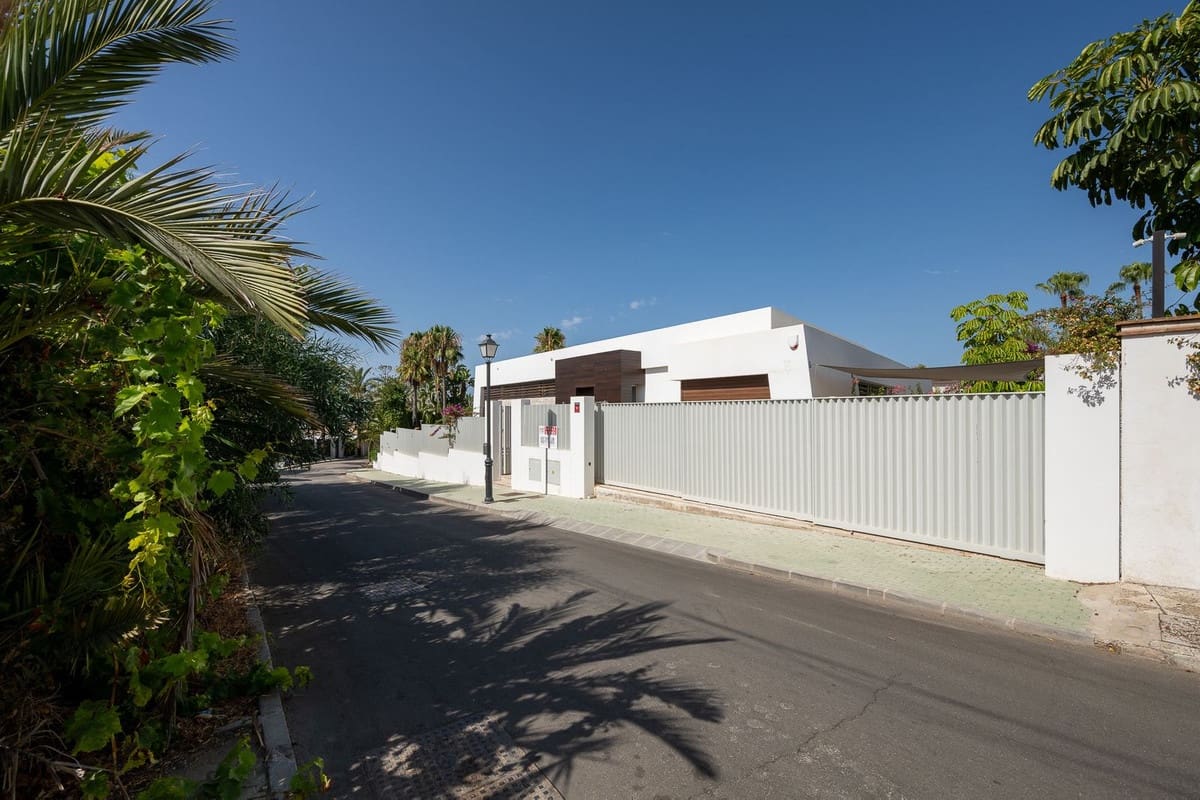 6 bedroom Villa for sale in Marbesa with pool garage - € 3,500,000 (Ref: 9256886)