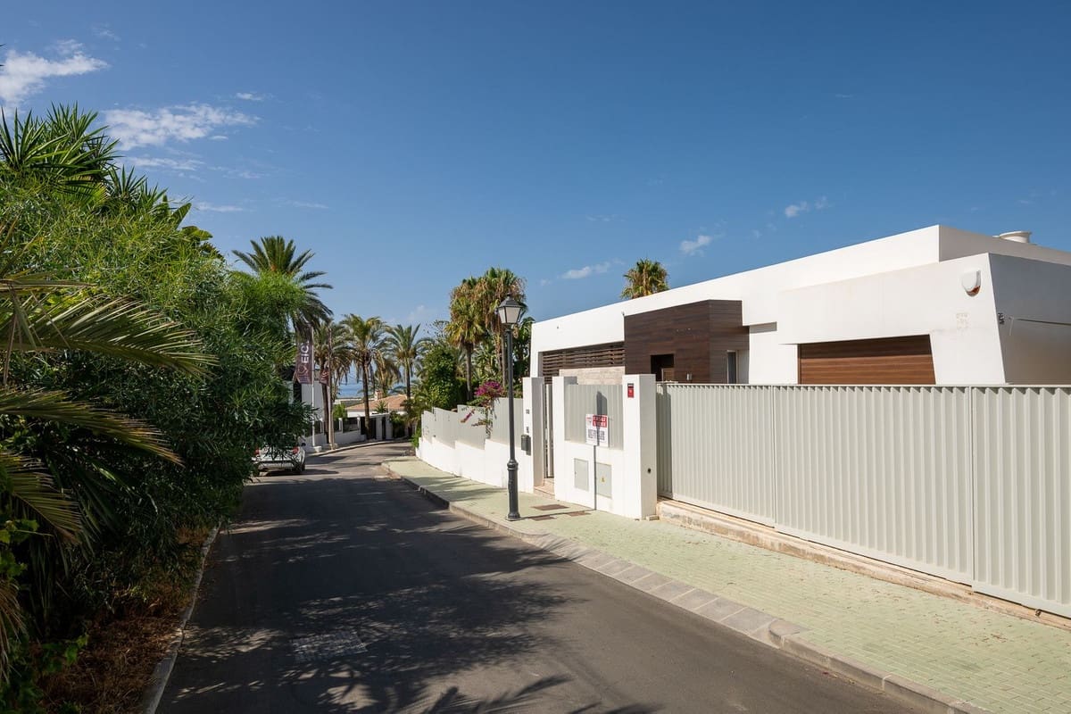 6 bedroom Villa for sale in Marbesa with pool garage - € 3,500,000 (Ref: 9256886)