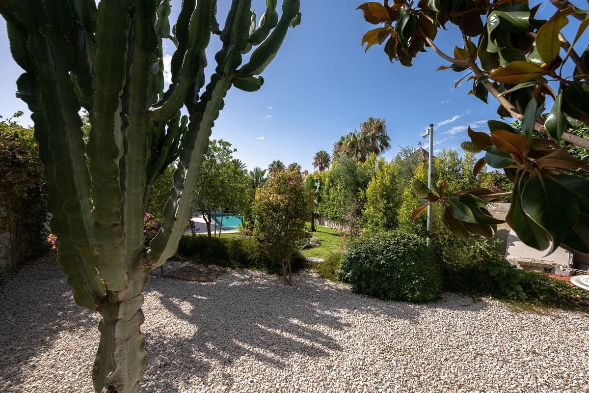 6 bedroom Villa for sale in Marbesa with pool garage - € 3,500,000 (Ref: 9256886)