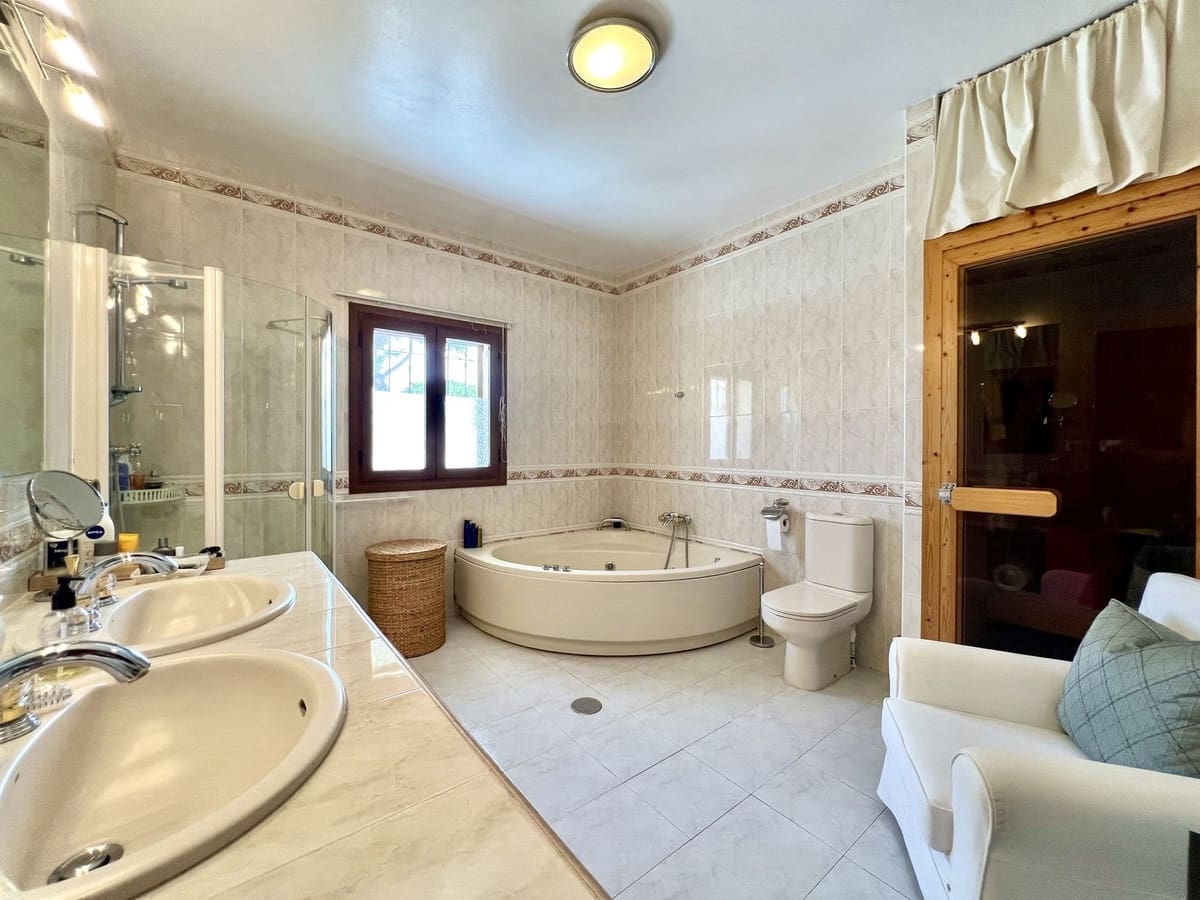 4 bedroom Villa for sale in Elviria with pool - € 3,600,000 (Ref: 9256888)