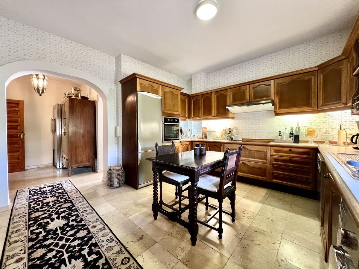 4 bedroom Villa for sale in Elviria with pool - € 3,600,000 (Ref: 9256888)