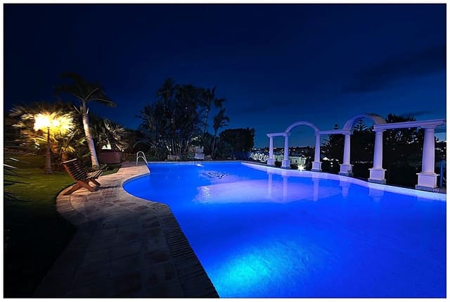 17 soverom Villa til salgs i Las Brisas, Marbella med svømmebasseng garasje - € 7 500 000 (Ref: 9256895)