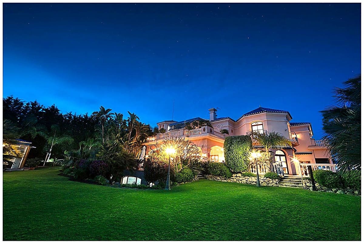 17 soverom Villa til salgs i Nueva Andalucia med svømmebasseng garasje - € 7 500 000 (Ref: 9256895)