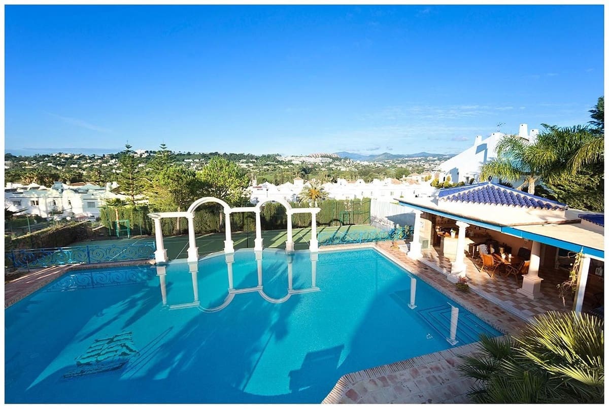 17 soverom Villa til salgs i Nueva Andalucia med svømmebasseng garasje - € 7 500 000 (Ref: 9256895)