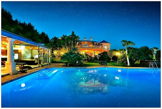 17 soverom Villa til salgs i Las Brisas, Marbella med svømmebasseng garasje - € 7 500 000 (Ref: 9256895)