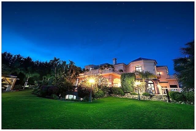 17 soverom Villa til salgs i Las Brisas, Marbella med svømmebasseng garasje - € 7 500 000 (Ref: 9256895)