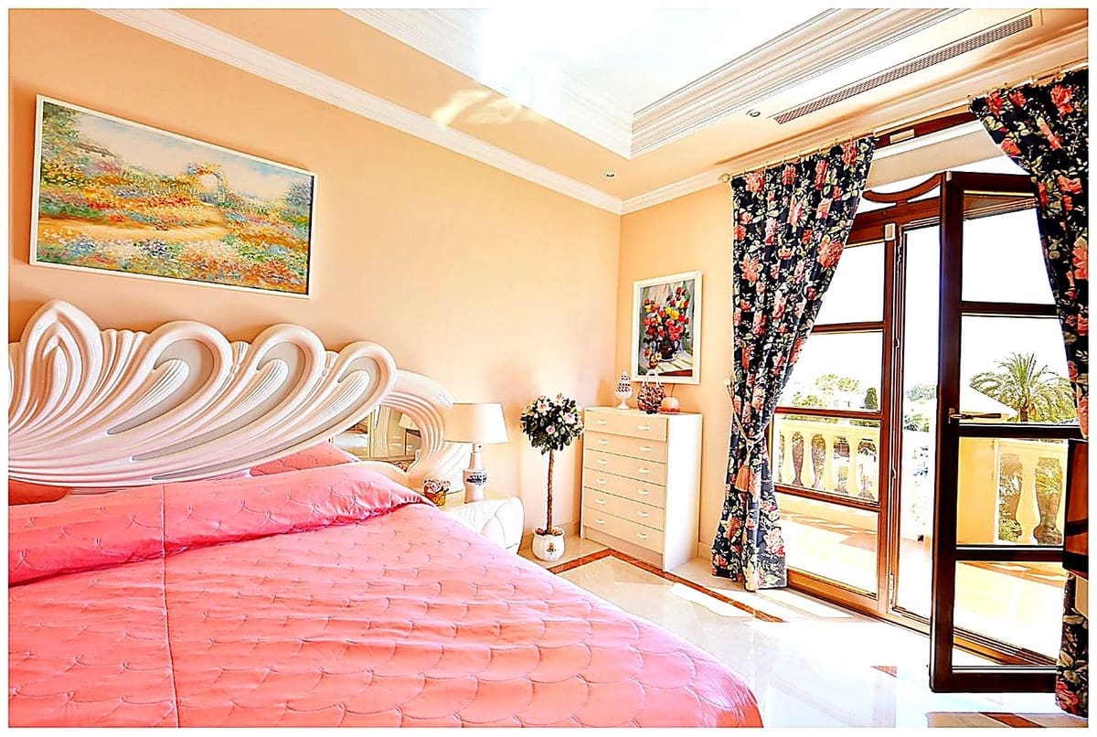 17 soverom Villa til salgs i Nueva Andalucia med svømmebasseng garasje - € 7 500 000 (Ref: 9256895)